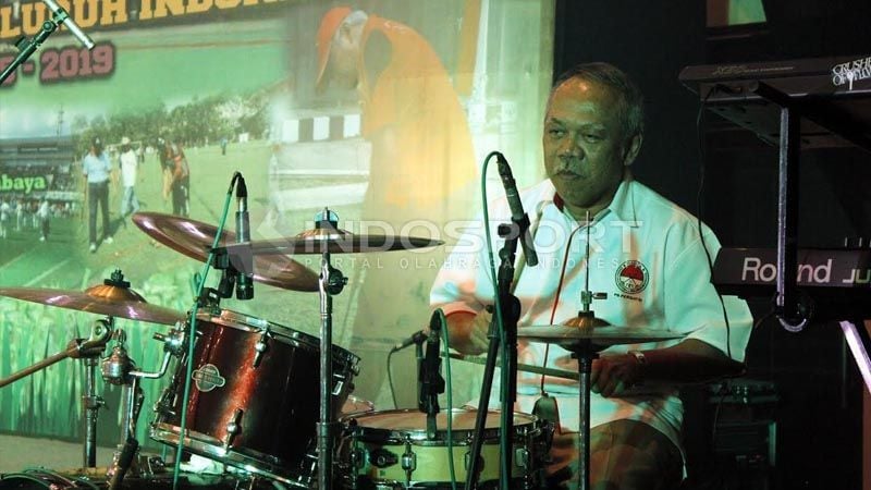 Basuki Hadimuljono unjuk keterampilannya menabuh drum di sela-sela acara pelantikan. Copyright: © deka/INDOSPORT